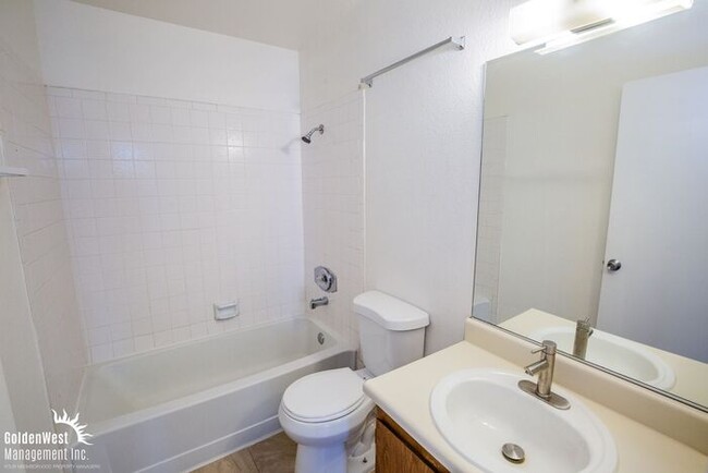 Building Photo - Beautifully Updated 2Bdm 1Ba Unit with Fir...