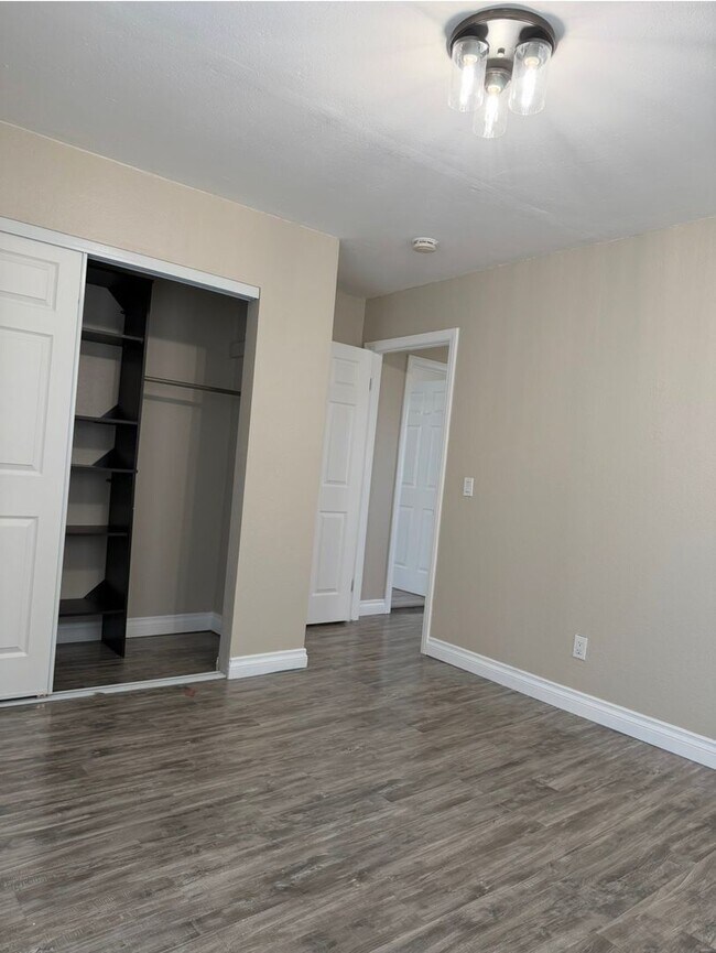 Building Photo - 5 Bed 3 Bath House Available Now!