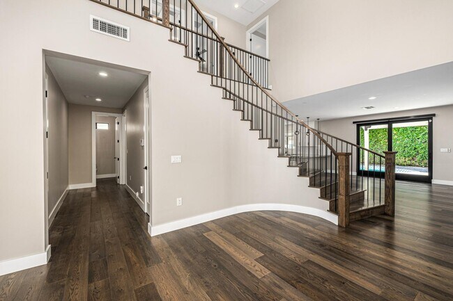 Building Photo - 3821 E Devonshire Ave