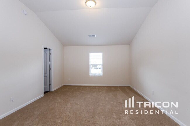 Building Photo - 1361 Waylon Ave