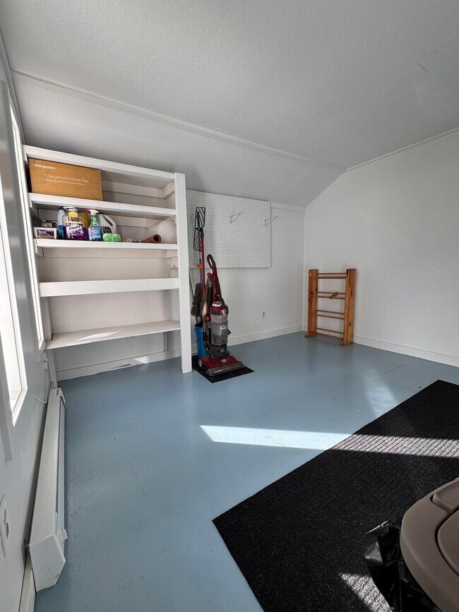 Building Photo - YOUR PACIFIC NORTHWEST RETREAT AWAITS! AV CHARGING STATION, GORGEOUS VIEWS, PRIVACY AND MORE!