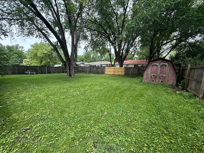 Building Photo - 1716 Maple Ln