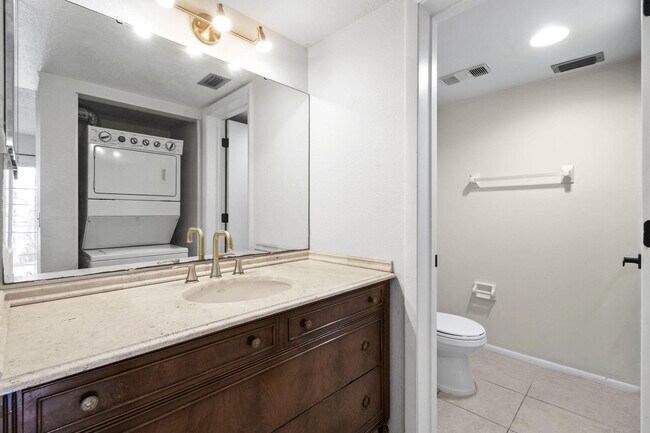 Building Photo - 1631 SE Green Acres Cir