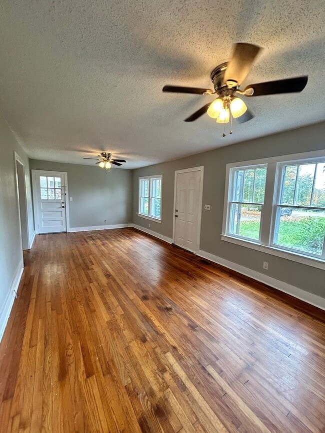 Building Photo - Charming 2 Bed, 1 Bath, Attached Carport and Spacious Yard!