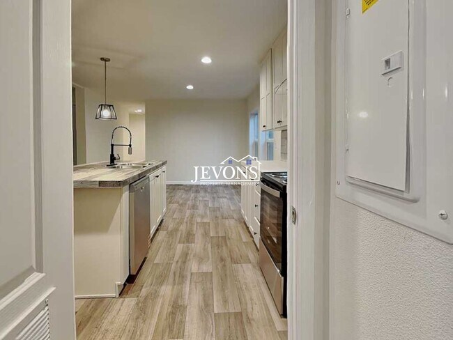 Building Photo - Rent Ready!