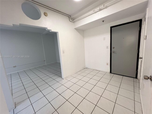 Building Photo - 901 Collins Ave