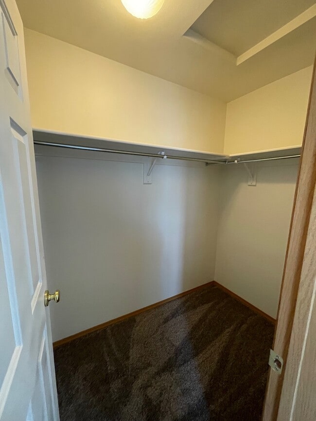 Building Photo - 425 W Shore Dr