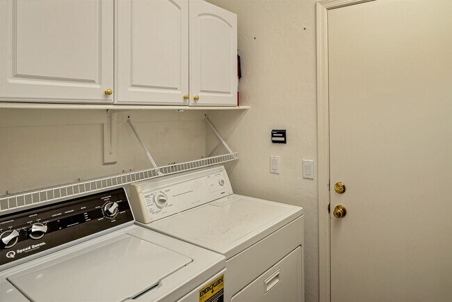 Building Photo - 1605 W Bronco Ln