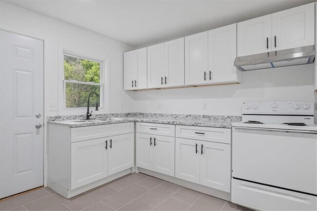Building Photo - 608 N College Dr