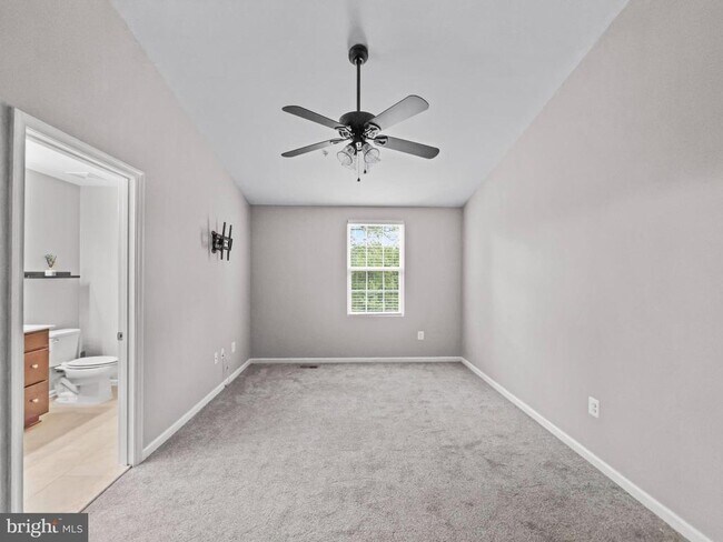 Building Photo - 7425 Willow View Ln