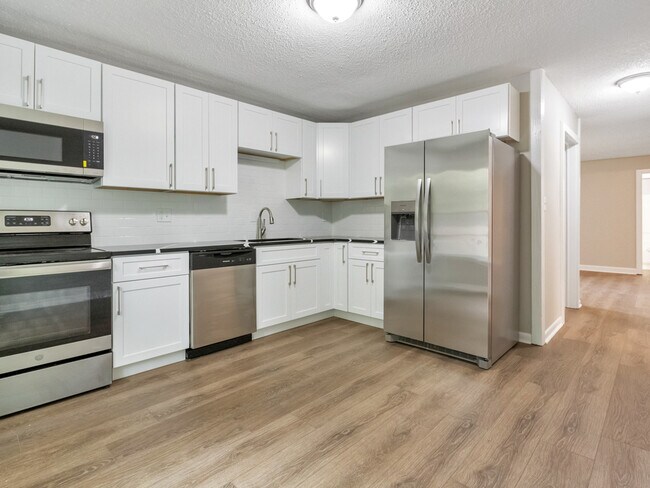 Building Photo - 9138 Clubhouse Dr