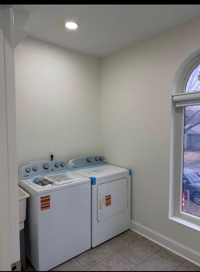 Building Photo - 3455 La Salle Dr