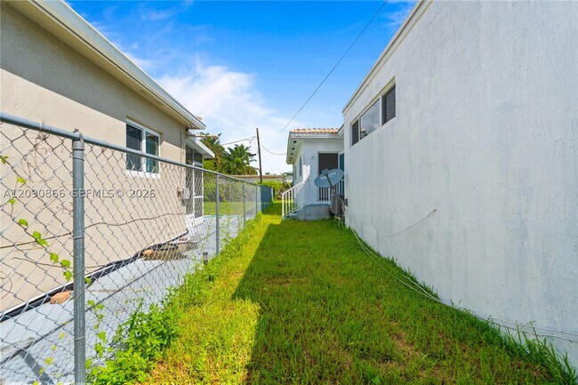 Building Photo - 580 Lee Dr