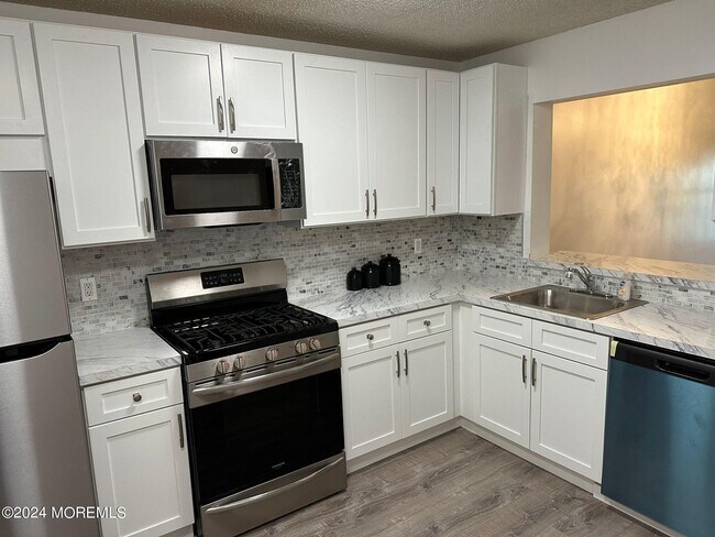 Building Photo - 204 Forsythia Ln