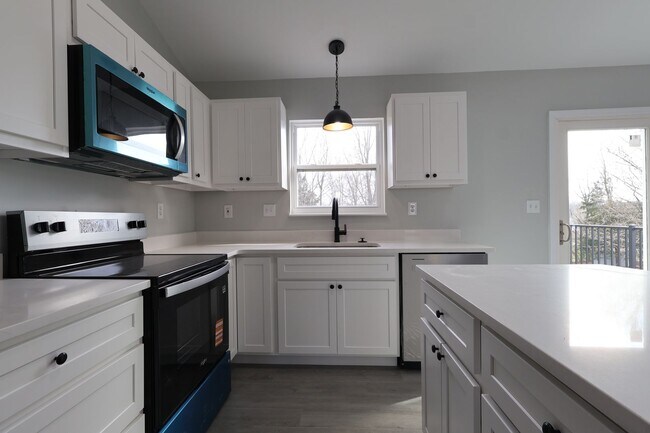 Building Photo - Beautiful 3 Bed 2.5 Bath w/2 Car Oversized Garage