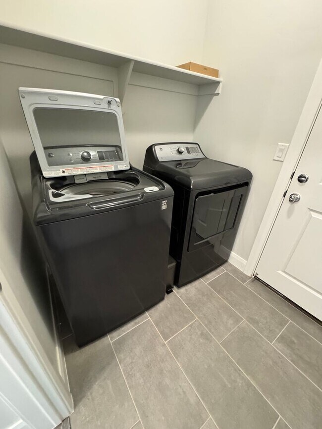 Building Photo - Pet Friendly!! Fresh and Clean!!  Ready to go!