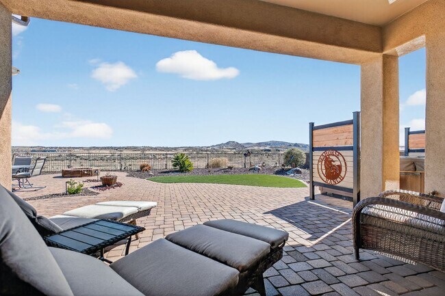 Building Photo - Walden Farms home with a great relaxing backyard!