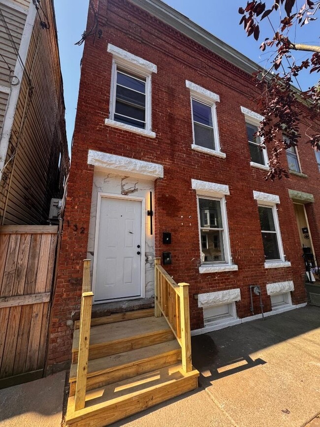Building Photo - 132 4th Ave