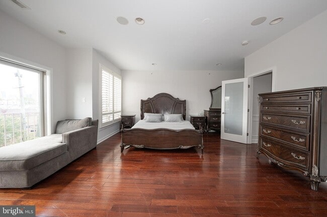 Building Photo - 601 Poplar St