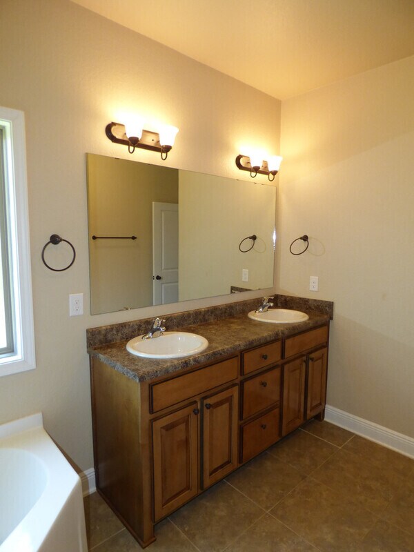 Building Photo - 5204 Parkside Dr