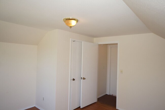 Building Photo - NE Portland 3 bedroom Rose City Park