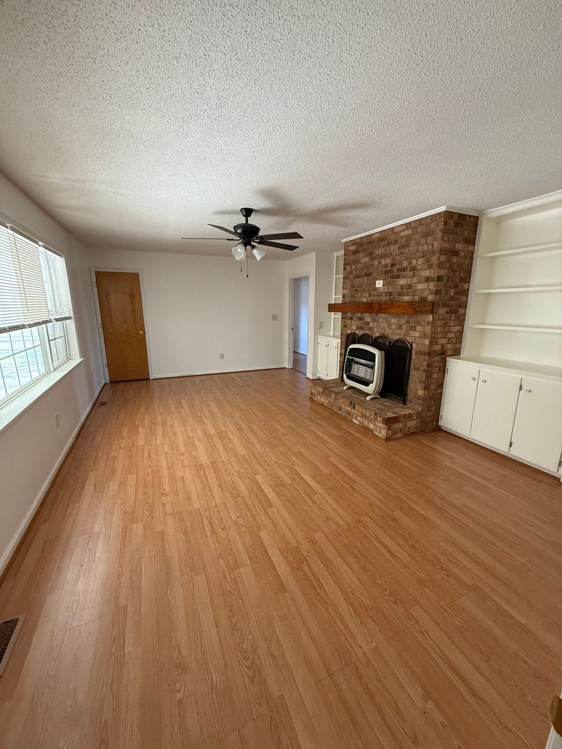 Building Photo - 1013 W Best Rd