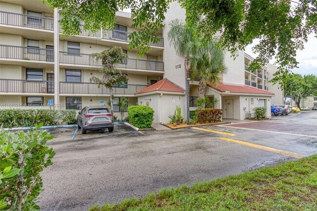 Building Photo - 115 Lake Emerald Dr