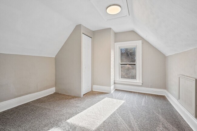 Building Photo - Updated 3 bedroom in Elliot Minutes from the West End Overlook!