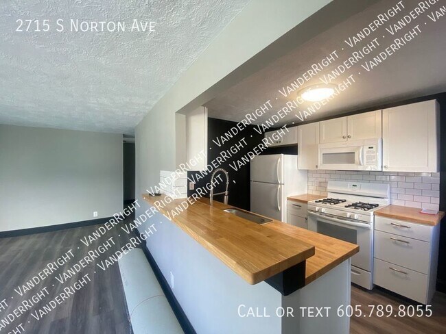 Building Photo - 2715 S Norton Ave