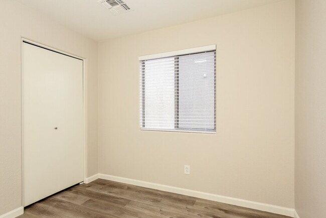 Building Photo - 195 W Brangus Way