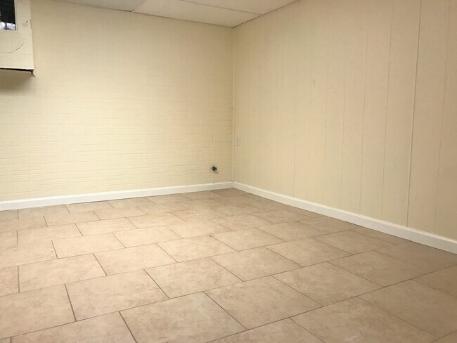 Building Photo - 3 Bedroom Townhome in Morrell Park - Finis...