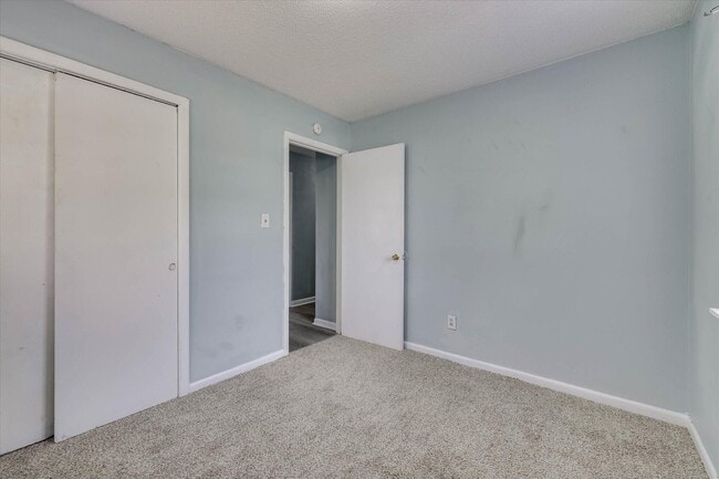 Building Photo - 2408 Southdale Dr
