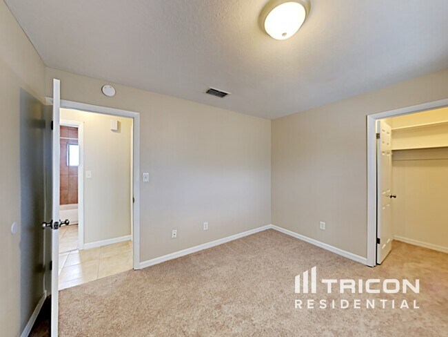 Building Photo - 227 Lochmond Dr