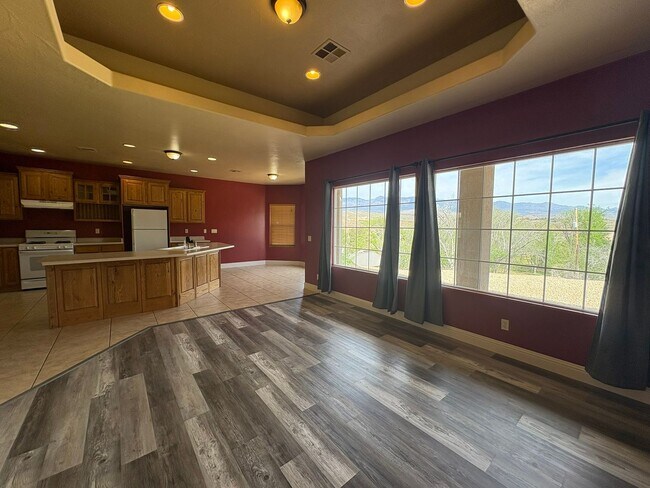 Building Photo - Beautiful 4 Bed 2.5 Bath in Laverkin