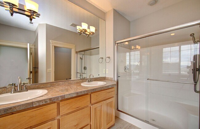 Building Photo - Beautiful 2 Story Town Home - Riverview Terrace Washougal!