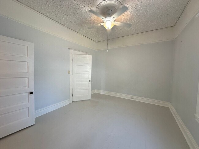 Building Photo - Upstairs 2 Bedroom - Near UCD Med Center