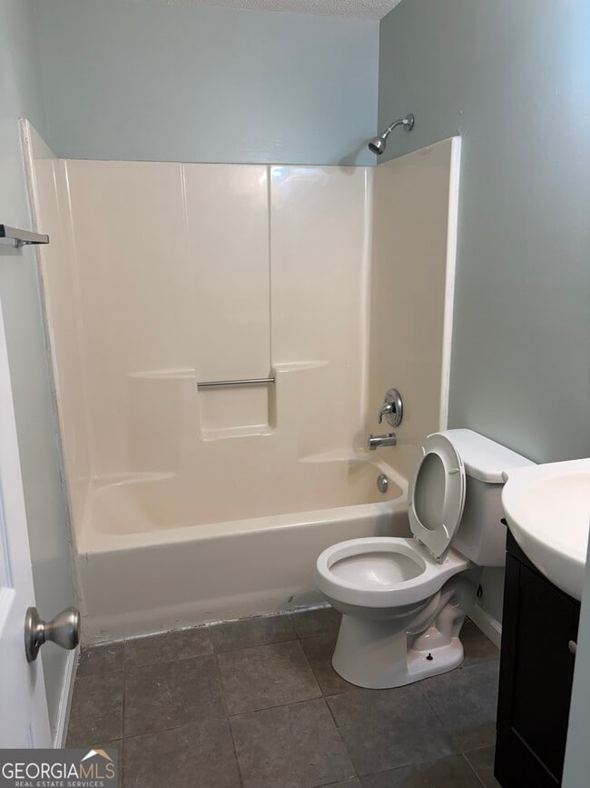 Building Photo - 121 Innerlake Ln