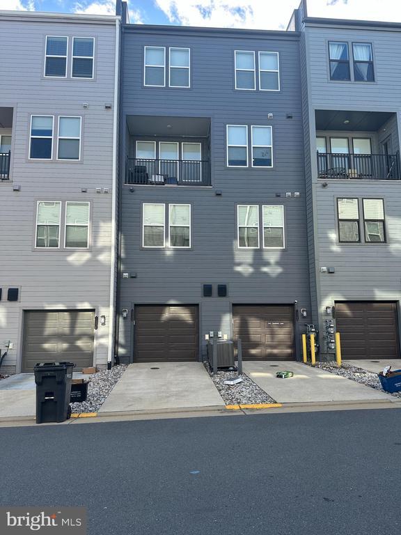 Building Photo - 13338 Arrowbrook Centre Dr