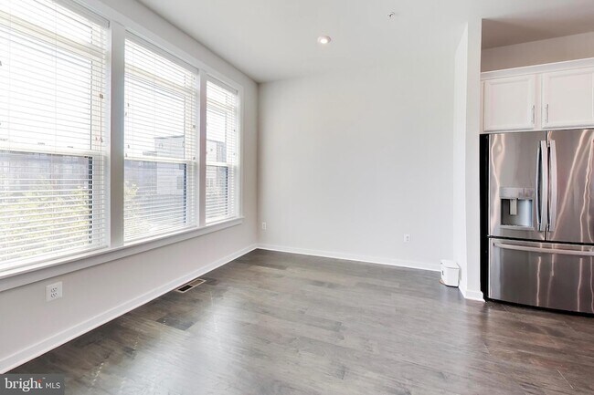 Building Photo - 16212 Bushwick Pl