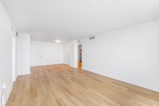Building Photo - 5555 Collins Ave