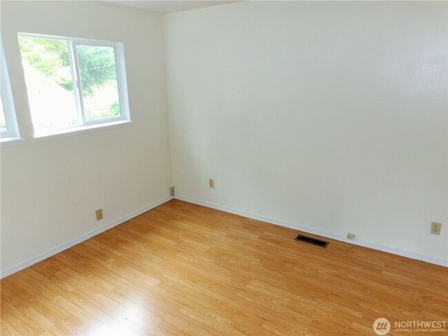 Building Photo - 5Bd/2Ba Bellevue Home