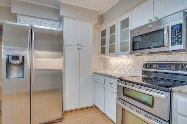 Building Photo - Pool Home with Office, Two Primary Suites ...