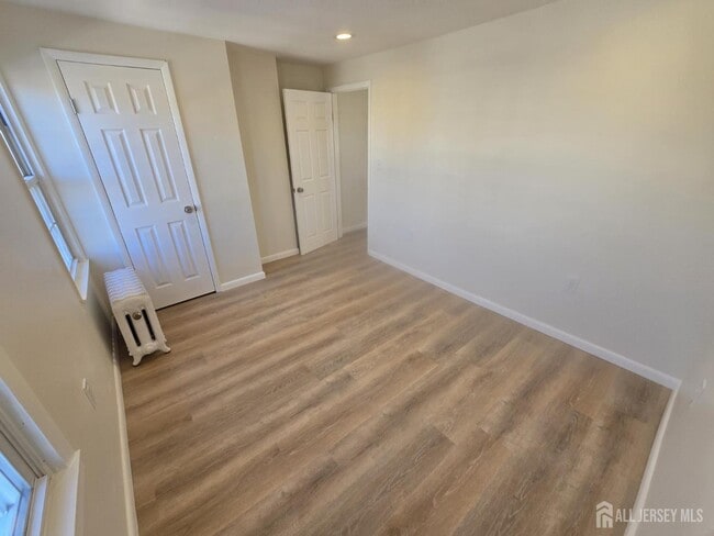 Building Photo - 633 Linden Ave