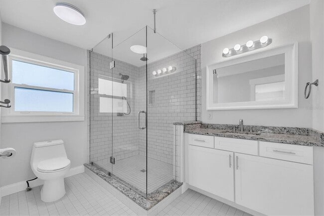 Building Photo - 907 Narcissus Ave