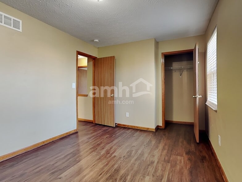 Building Photo - 7036 Maple Crest Ct