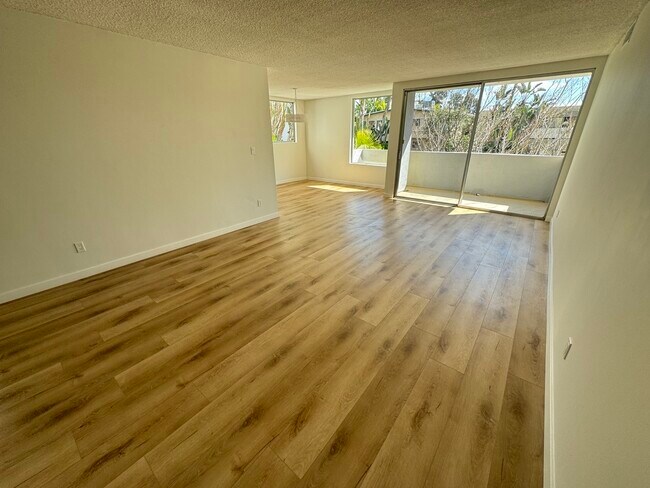Building Photo - 1547 N Hayworth Ave