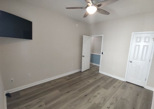 Building Photo - SPACIOUS WATERFRONT 3 bed/3.5 bath with loft/flex space