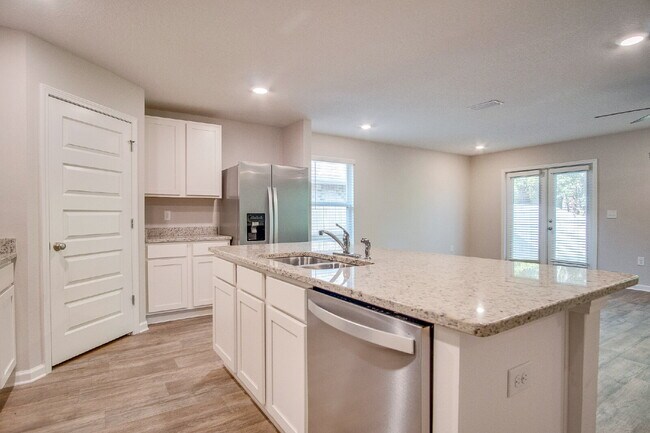 Building Photo - Lakeshore Preserve 3BR Home with Garage – Pet Friendly