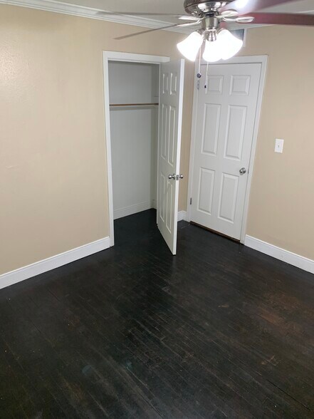 Building Photo - 706 E Polk Ave