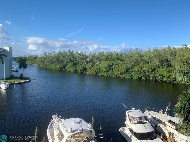 Building Photo - 1523 E Hillsboro Blvd